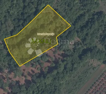 Velika parcela nadomak građevinske zone - Rakalj, Marčana