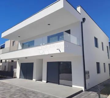 PREDIVNA NOVOGRADNJA 70m DO MORA - Privlaka