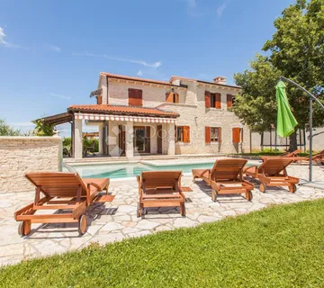 Kvalitetna kamena vila s bazenom na prekrasnoj lokaciji - cover