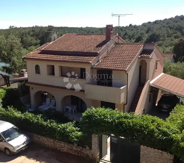 Kuća sa tri apartmana - cover