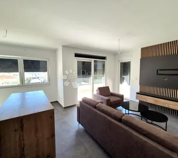 Fantastičan, moderno namješten i prostran stan na iznimno traženoj lokaciji, svega 250 m do plaže. - cover