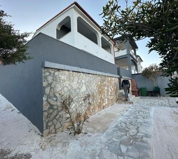Kuća s tri apartmana i pogledom na more – investicijska prilika - cover