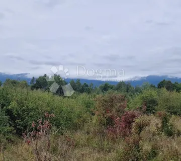 Zemljište uz rijeku u blizini grada - cover