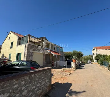 Supetar, otok Brač, kamena dvojna kuća - cover