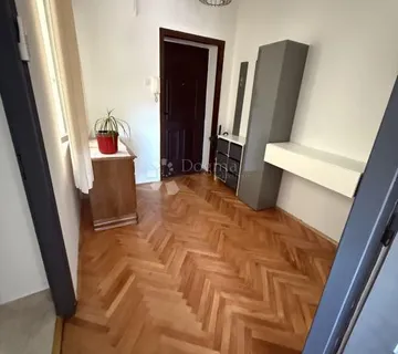 MODERAN DVOSOBAN STAN U SRCU RIJEKE – IDEALNO ZA STUDENTE! - cover