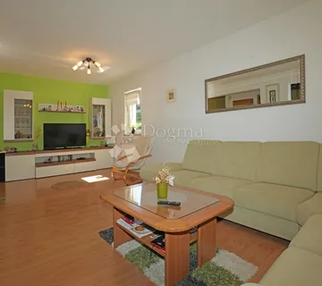 Poreč - Obiteljska kuća sa 4 spavaće sobe, garsonjerom i konobom - cover