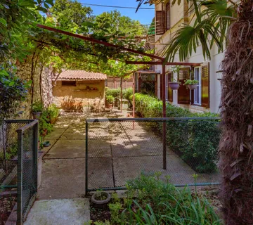 Stan sa vrtom u neposrednoj blizini grada - cover