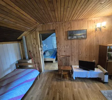 Kvalitetna obiteljska kuća nadomak centra Desinića