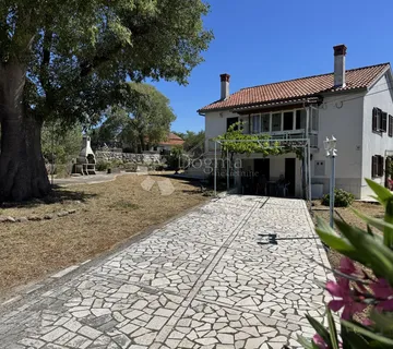 Kuća sa dva stana, pomoćnim objektom i okućnicom/ Krk-Garica - Garica, Vrbnik
