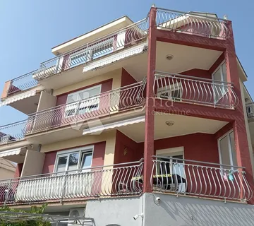 Apartmanska kuća sa velikom okućnicom - Makarska