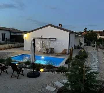 Poreč šira okolica - prekrasna prizemnica s bazenom i vrtom