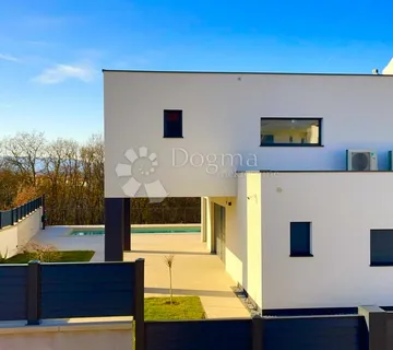 Prestižna vila s bazenom i visokim standardom stanovanja - cover