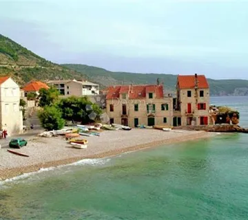 Komiža - cover