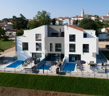 Funtana – Troetažni stan s privatnim bazenom, 550 m od mora