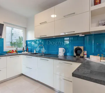Novo u ponudi! Baška - moderan stan 300m od mora