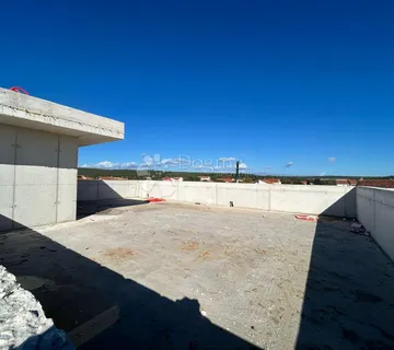 S6 Sukošan – Trosoban stan 83 m² s krovnom terasom