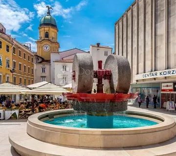 PRILIKA KORZO!!! Poslovni prostor 1450m2 centar Rijeke - Rijeka