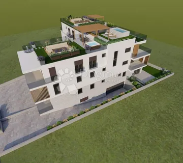 Trosoban stan na 1. katu, prostrani balkon, parkirno mjesto u cijeni, 50 m od mora – Vodice