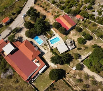 Unešić Seosko Imanje I Ugostiteljsko Turstički Objekat 10.700 M2 - Nevest, Unešić
