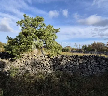 Pašnjak ograđen suhozidom, površine 1705 m2 - Rakalj, Marčana