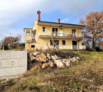 KUĆA SA 2 STANA i bazenom u izgradnji ,mirna lokacija , okolica LABINA