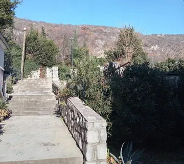 Bakarski dragulj 35 m od mora – 70,58 m², terasa, dva ulaza!