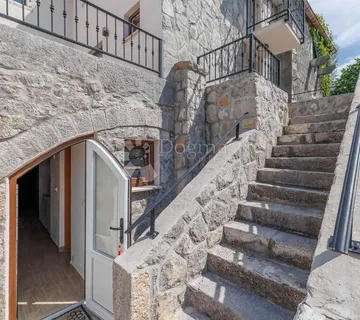 Šarmantna renovirana kamena kuća s dvije stambene jedinice u okolici Krka