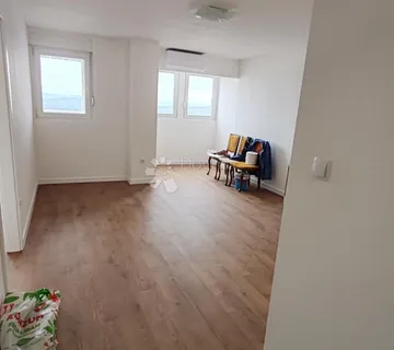 Potpuno renoviran stan 62 m2 u Šibeniku - Baldekin
