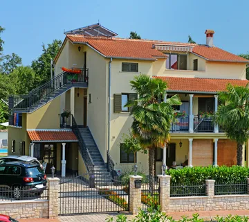 KUĆA SA 5 STAMBENIH JEDINICA, BAZENOM i POGLEDOM NA MORE - Poreč