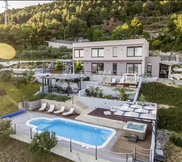Luksuzna vila s panoramskim pogledom i potpunom privatnošću u Kaštelima - cover