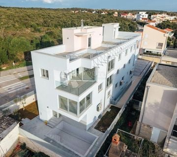 PETRČANE - ZGRADA U NOVOGRADNJI SA 4 STANA, 80M OD PLAŽE, POGLED NA MORE - cover
