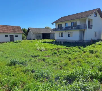 Sunčan i uredan posjed u gradu duhova - cover