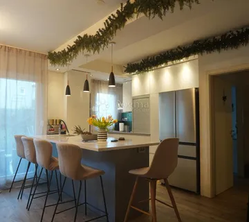 Solin: stan s privatnim vrtom - cover