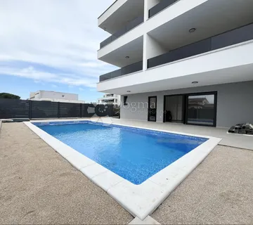 NOVIGRAD - LUKSUZNI STAN SA BAZENOM - cover