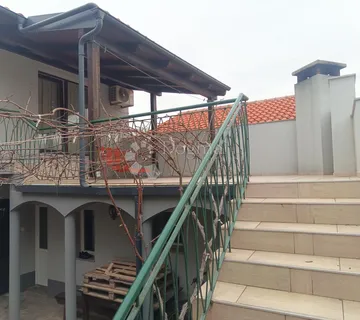 Dalmatinska kuća s umjetničkim potpisom - cover