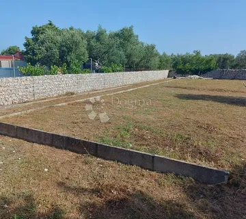 Građevinska parcela 488m2 - 1.3 km od mora - cover