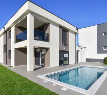 Poreč - moderna vila s 4 spavaće sobe i bazenom 4 km do mora - cover