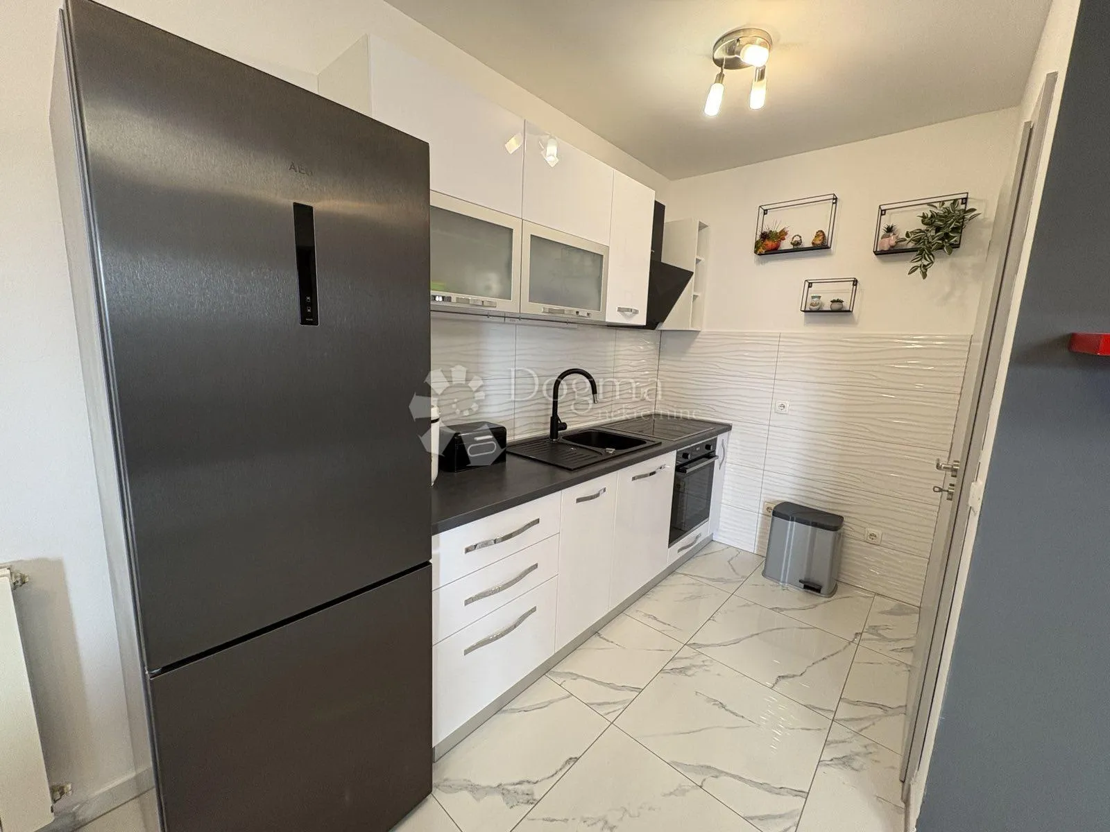 OPREMLJENI APARTMAN NA TRAŽENOJ LOKACIJI, 300 M OD PLAŽE! - cover