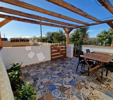 KOSTRENA KUĆA SA 3 APARTMANA - cover