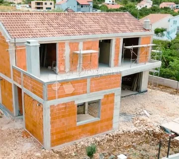 Vila s bazenom u zelenoj oazi  - cover