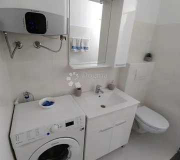 PRILIKA! Moderna kuća s tri apartmana u Privlaci, 200 m od plaže - cover