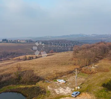 Zemljište za građenje vile s bazenom s građevinskom dozvolom i plaćenim komunalnim doprinosima - Brtonigla