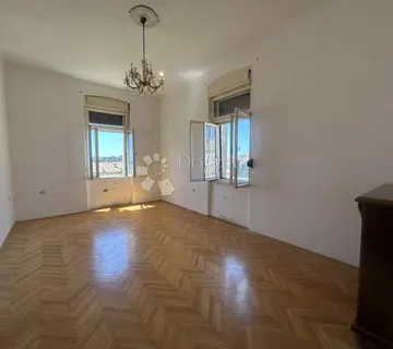 Centar Rovinja | 72,5 m² | Pogled na more i stari grad | Garaža + vrt
