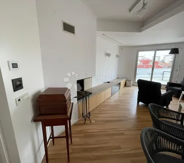 Luksuzni troetažni penthouse sa terasom i bazenom - Zagreb