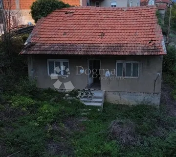 KNIN – Prizemnica za adaptaciju s velikom okućnicom!!