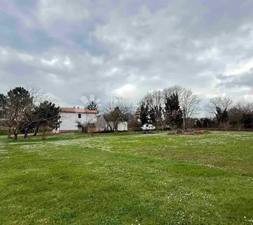 Kuća s dva stana i građevinskom okućnicom 4740m2 u okolici Labina - cover