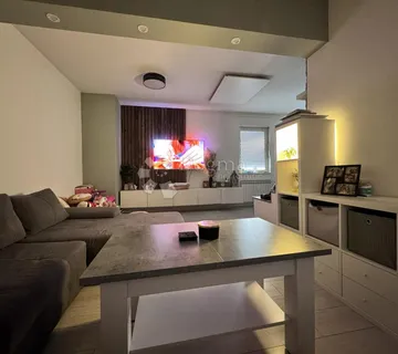 Moderan, potpuno renoviran trosobni stan Petrinja