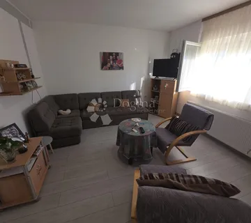 Obiteljska kuća u centru Oroslavja – odlična lokacija, garaža i mogućnost kupnje dodatne parcele - Oroslavje