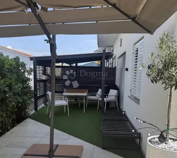 Apartman u novogradnji s velikom terasom i okućnicom - cover