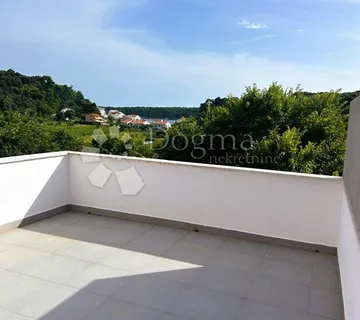 Mir i more – apartman na dvije etaže - cover